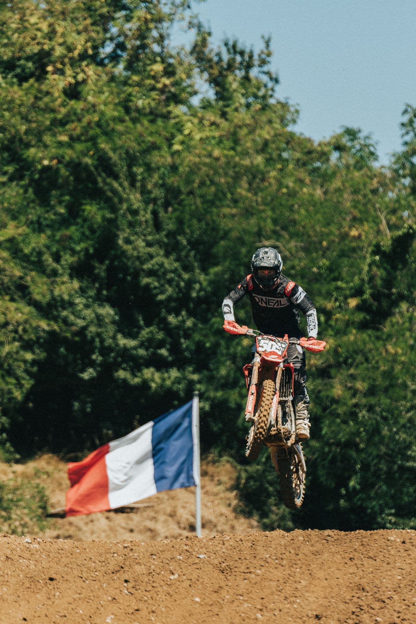 Motocross sur une piste en terre