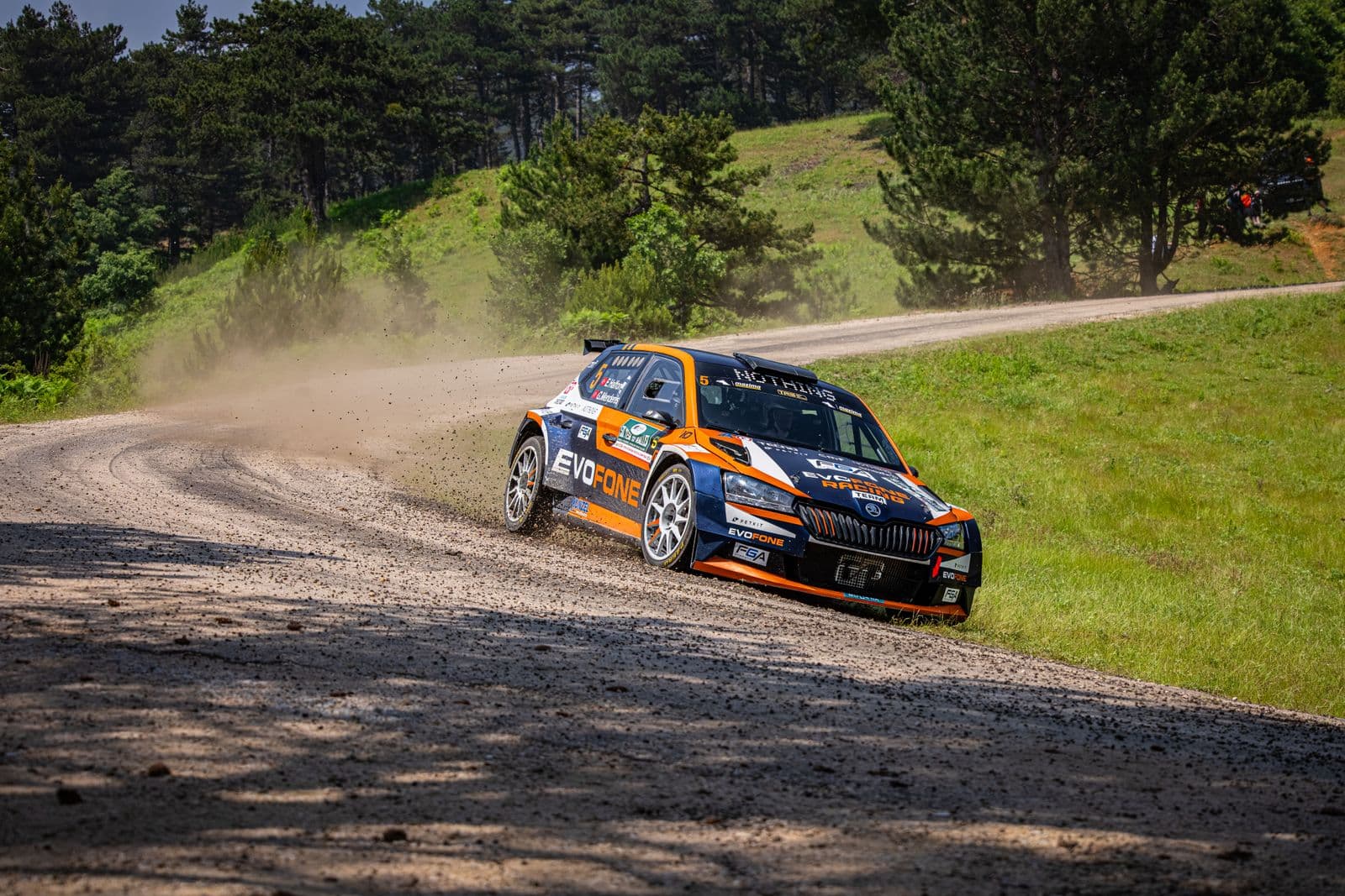 Voiture de rallye sur une piste en terre